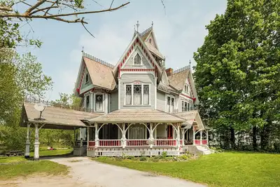 Image de Spacious 7-bedroom house. Book your ski trip. Skate across the road in the park.