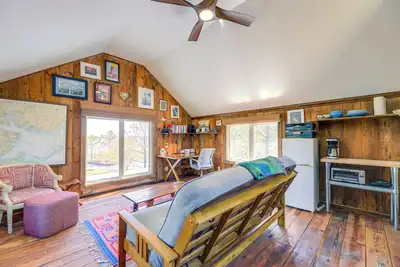 Image de Riverfront Haven: Converted Barn w/ Deck in Aurora