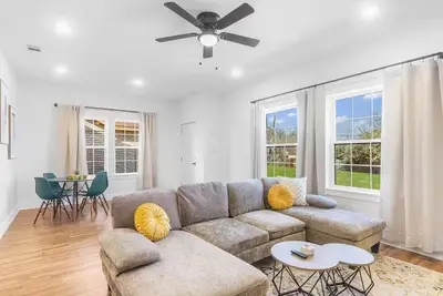 Image de New! Prime Location –Fast Access to Stadium & Fun!