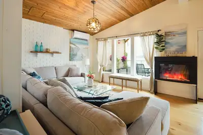 Image de Lakefront Villa w/ Private Beach & Dock fits 14ppl