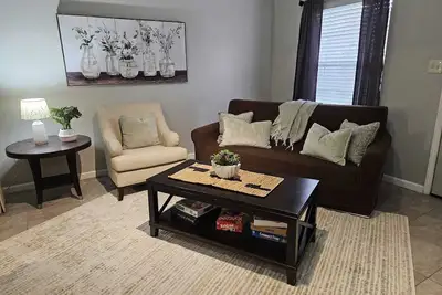 Image de Warm & Cozy 4- Bedroom Home in the heart of Cordova, Close to Everything.