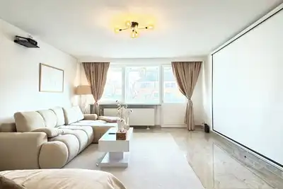 Image de Stylish city apartment I WiFi I movie screen I balcony I central