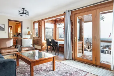 Image de The 3 Bears Cottage - Exquisite lake views!