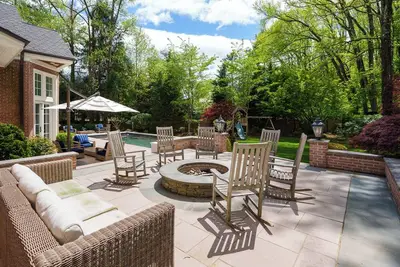 Image de Stunning Princeton estate, pool, sport court, walk to town.