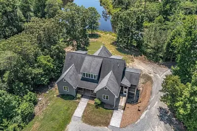 Image de Private Pond, Pool and Fire Pit