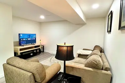 Image de Cozy & Modern 3br Lower Unit I Private Entrance, Laundry, Fridge Microwave
