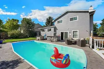 Image de Hot Tub + Pool! Red Rocks Retreat!
