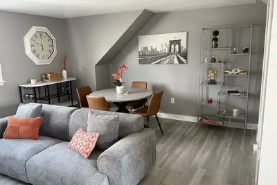 Image de Private Modern 2-bedroom Gem in delightful Lindenhurst