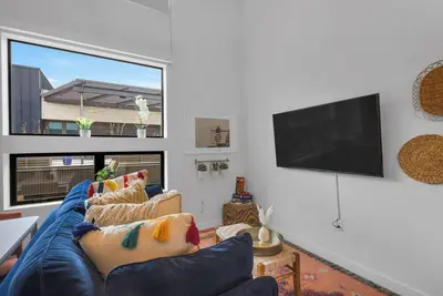 Image de Stylish Studio w/ Loft Bedroom