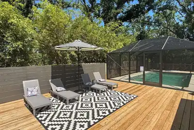 Image de 3-bedroom heated pool house in Bradenton with fenced back yard