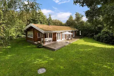 Image de Idyllic wooden lumber house 300m from water