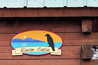Image de Raven Cabin - Cozy retreat with bay views, a shared hot tub, and fire pit!