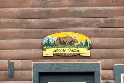 Image de Moose Cabin - Cozy retreat with bay views, a shared hot tub, and fire pit!