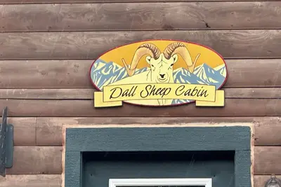 Image de Dall Cabin - Cozy retreat with bay views, a shared hot tub, and fire pit!
