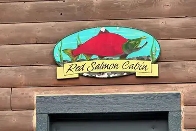 Image de Red Salmon Cabin - Cozy retreat with bay views, a shared hot tub, and fire pit!