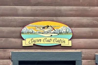 Image de Super Cub Cabin - Cozy retreat with bay views, a shared hot tub, and fire pit!