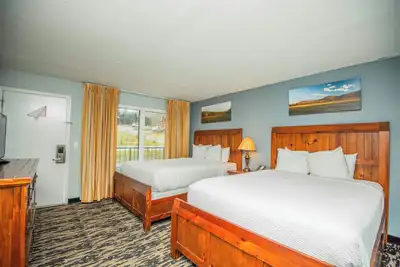 Renovated 2 Queen Suite