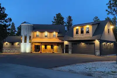Image de Covered Hot Tub after Skiing, Snowmobiling or Deadwood Fun!