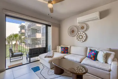 Image de Bright and modern condo w/ balcony, shared pool, a/c, minutes to beach & town