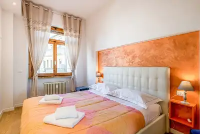 Image de Functional and bright 50 sqm apartment, able to accommodate up to 5 people, located on the second floor with elevator (not suitable for disabled people) of a building in the heart of Florence. The property is located few steps away from Santa Maria Novel