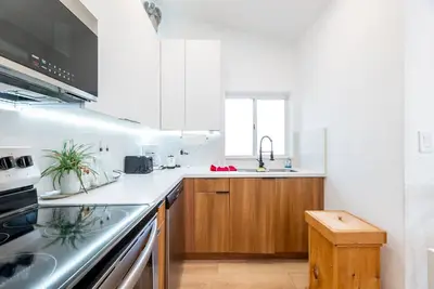 Image de Room with private bathroom inside my house
