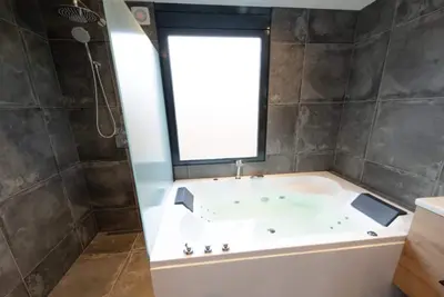 Image de Bungalow bien-être avec bain à remous et sauna