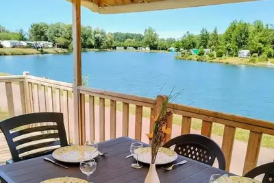 Image de Mobil-Home Confort Bord d'Etang Tv - 3 chambres + terrasse 6 personnes