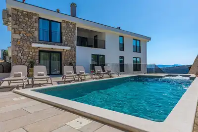 Image de Merveilleuse maison de vacances privée pour 10 personnes avec piscine, Wifi, Tv et terrasse