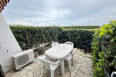 Studio climatisé pour 2 avec terrasse et parking près des plages