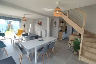 A 1. 3km de la mer et 600 mètres du bourg, \nmaison neuve dans un hameau au calme.