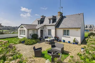Image de Maison pour 8 avec grand jardin à 150m de la mer