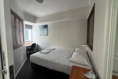 Image de 2br Cbd Apartment for 4 | Free Wi-Fi & Secure Parking Available