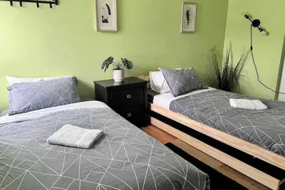 Image de Stylish City Base for Groups and Families