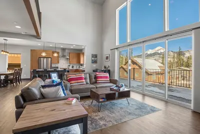 Image de Luxury Home Across from Purg - Hot Tub/Foosball and Great Views - Shuttle