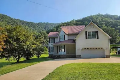 Image de Large spacious house with ample parking for large groups.