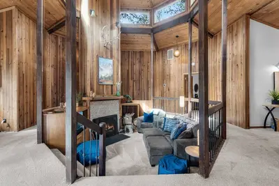 Image de Diamond Peak 7- Octagonal Bungalow with Sharc Passes, Hot Tub, expansive deck, c