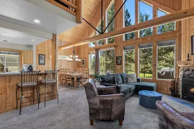 Welcome to Cinnamon Chalet – Your Cozy Escape in Eagle Crest Resort! Dog Friendl