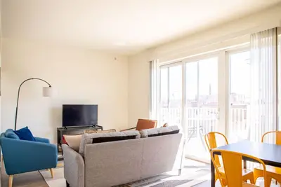 Image de Sunlit Modern Apartment with Balcony