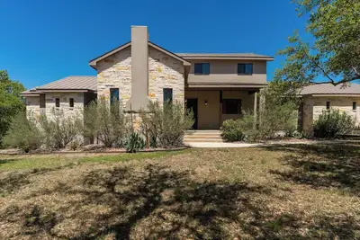 Image de Charming two-story vacation home with scenic golf course views.