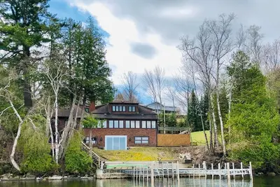 Image de Chalet - 125 pieds au bord du lac memphremagog 7 lits avec maison d'hôtes