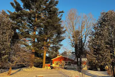 Image de ☃️Cozy Lakefront Cabin on trail 8❄️ 🌨️Experience the true beauty of the real Up!