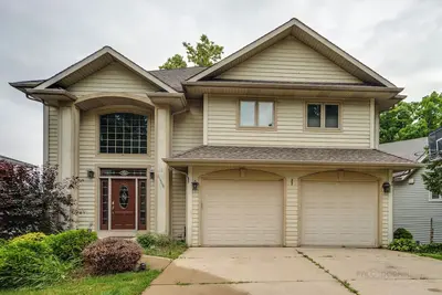 Image de Spacious 4-bedroom Lake house with fitness room, sauna, optional pontoon boat