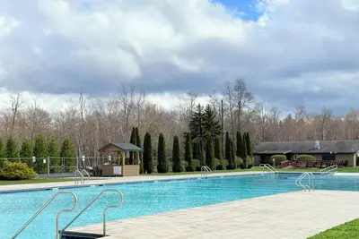 Image de Stylish Getaway in Country Club with Resort Amenities + Privacy