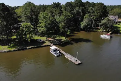 Image de Lake front home with floating dock and boat launch on Lake Wateree, Sc