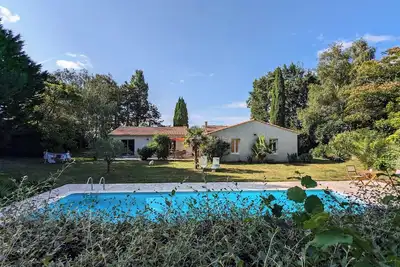 Image de Villa avec piscine et terrain de tennis proche du centre-ville
