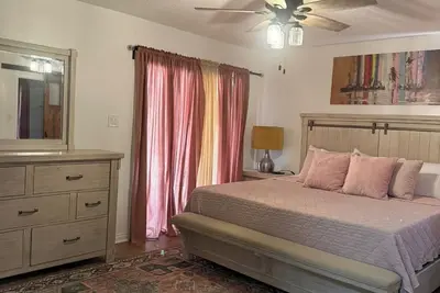 Image de Stately 7br Brick Estate Offering Space, Style & Elegance