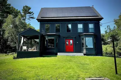 Image de Gracious 4-bedroom house in Southport on Townsend Gut with a private pond.