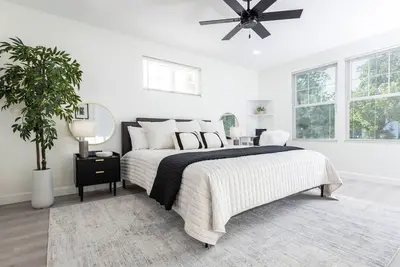 Image de convenient to everything•kingx3•free onsite parking•full kitchen•ping pong