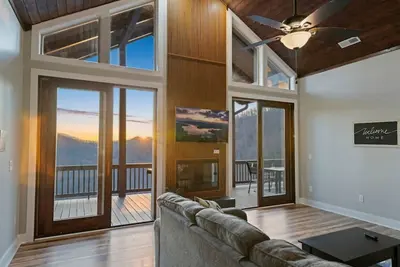 Image de Sylva Retreat, King Suite, Mountain View, and Hiking!