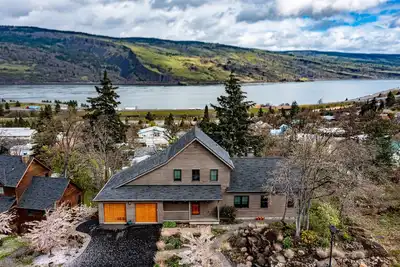 Image de \"Gorge Panorama\" - Luxury Craftsman Home with Breathtaking Columbia River Views